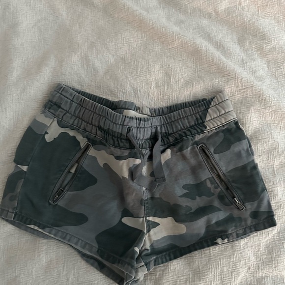 TNA XS CAMO SHORTS - Picture 1 of 3